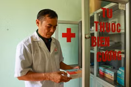Thiếu tá, bác sĩ quân y Nguyễn Bá Lương lấy thuốc cấp phát cho người dân. (Ảnh: Hoài Nam/Vietnam+)