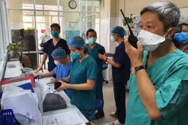 Thứ trưởng Bộ Y tế Nguyễn Trường Sơn chỉ đạo tại tâm dịch Đà Nẵng. (Ảnh: PV/Vietnam+)