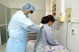Điều trị cho bệnh nhân nghi nhiễm virus corona. (Ảnh: TTXVN/Vietnam+)