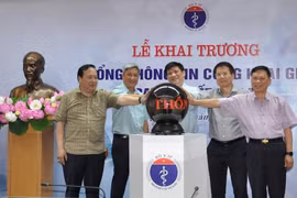 Lãnh đạo Bộ Y tế khai trương Cổng thông tin công khai giá trang thiết bị y tế. (Ảnh: PV/Vietnam+)