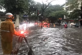 Tại khu vực ngã tư Phan Bội Châu-Lý Thường Kiệt, mưa lớn gây ngập úng cục bộ. (Ảnh: Minh Quyết/TTXVN)