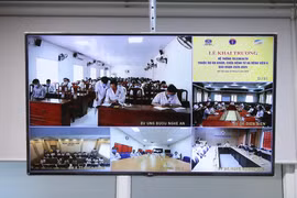Buổi tư vấn y tế từ xa với nhiều điểm cầu diễn ra ngày 31/8. (Ảnh: PV/Vietnam+)