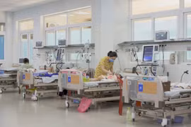 Điều trị cho các bệnh nhi mắc bệnh truyền nhiễm. (Ảnh: Đinh Hương/TTXVN)