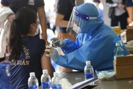 Đồng Nai tiêm vaccine phòng COVID-19 cho học sinh từ 15 đến 17 tuổi. (Ảnh: Công Phong/TTXVN)