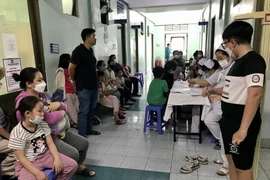 Phụ huynh đưa trẻ đến thăm khám trong chương trình của các năm trước. (Ảnh: PV/Vietnam+)