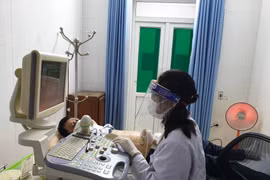 Bác sỹ siêu âm cho bệnh nhân tại Bệnh viện Đa khoa huyện Thường Xuân. (Ảnh: T.G/Vietnam+)
