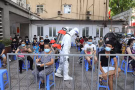 Người trở về từ thành phố Hồ Chí Minh lấy mẫu xét nghiệm COVID-19 tại quận Hai Bà Trưng. (Ảnh: Minh Quyết/TTXVN)