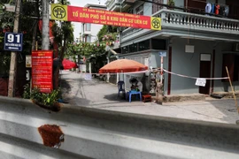 Hà Nội lập rào chắn để chống dịch COVID-19. (Ảnh: Thành Đạt/TTXVN)