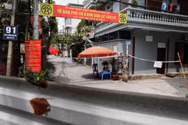 Hà Nội lập rào chắn để chống dịch COVID-19. (Ảnh: Thành Đạt/TTXVN)