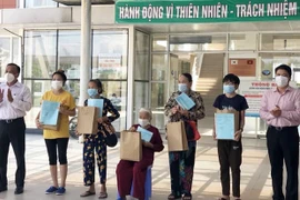 Các bệnh nhân được công bố khỏi bệnh tại Bệnh viện đa khoa Trung ương Quảng Nam. (Ảnh: PV/Vietnam+)