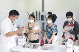 Đoàn công tác của Bộ Y tế kiểm tra và đánh giá các tiêu chí xanh sạch đẹp tại Bệnh viện Hữu Nghị Việt Tiệp. (Ảnh: PV/Vietnam+)