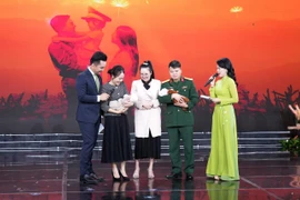 Gia đình Thiếu tá Hoàng Đức Cảnh vui mừng với hai bé gái xinh xắn. (Ảnh: PV/Vietnam+)