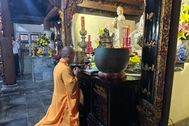 Đại đức Thích Nhuận Đạt trụ trì Chùa Trường Sa lớn làm lễ vào đúng ngày Lễ phật đản 15/4 âm lịch. (Ảnh: PV/Vietnam+)