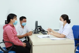 Tư vấn về sức khoẻ sinh sản cho các cặp vợ chồng. (Ảnh: PV/Vietnam+)