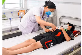 Trẻ mắc sốt xuất huyết điều trị tại Bệnh viện Nhi Trung ương. (Ảnh: PV/Vietnam+)