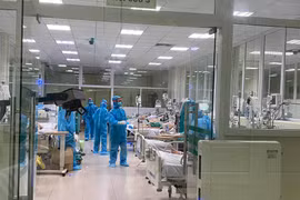 Chăm sóc cho bệnh nhân tại Bệnh viện Bệnh Nhiệt đới Trung ương. (Ảnh: PV/Vietnam+)
