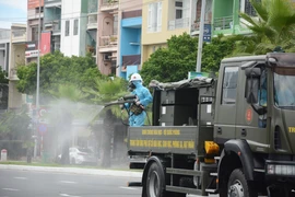 Xe chuyên dụng thực hiện phun hóa chất ở trên một số tuyến đường quận Sơn Trà. (Ảnh: Văn Dũng/TTXVN)