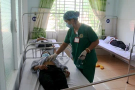 Các bác sỹ Bệnh viện Đa khoa tỉnh Gia Lai điều trị cho các bệnh nhân mắc bệnh bạch hầu. (Ảnh: Quang Thái/TTXVN)