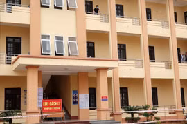 Một dãy nhà của Khu cách ly tập trung y tế Trường Quân sự tỉnh Phú Thọ. (Ảnh: Trung Kiên/TTXVN)