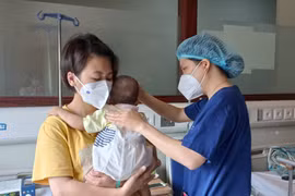 Điều dưỡng chăm sóc cho bệnh nhân nhi tại Bệnh viện Nhi Trung ương. (Ảnh: PV/Vietnam+)