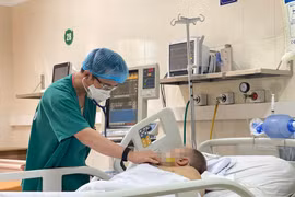 Bác sỹ thăm khám cho một bệnh nhân bị lóc động mạch chủ type A cấp tính sau phẫu thuật. (Ảnh: PV/Vietnam+)