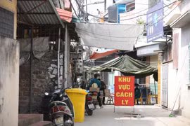Chốt kiểm dịch vòng 1 tại phố Hoa Vôi, thị trấn Quốc Oai. (Ảnh: Minh Quyết/TTXVN)