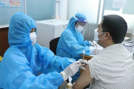 Tiêm vaccine phòng COVID-19. (Ảnh: TTXVN/Vietnam+)