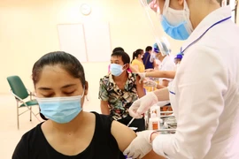 Hà Nội nỗ lực cao nhất để đến 15/9 hoàn thành tiêm chủng diện rộng. (Ảnh: Hoàng Hiếu/TTXVN)