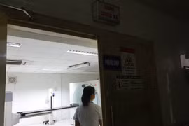 Máy chiếu xạ tại Trung tâm Ung bướu đã "đắp chiếu" trong thời gian dài. (Ảnh: T.G/Vietnam+)