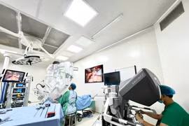 Ca phẫu thuật điều trị ung thư tuyến giáp cho người bệnh bằng hệ thống Robot Davinci thế hệ Xi hiện đại nhất. (Ảnh: PV/Vietnam+)