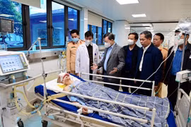 Chủ tịch Ủy ban Nhân dân tỉnh Tuyên Quang Nguyễn Văn Sơn thăm hỏi các nạn nhân trong vụ tai nạn giao thông đặc biệt nghiêm trọng. (Ảnh: TTXVN phát)