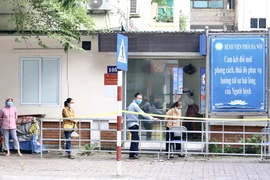 Lấy mẫu xét nghiệm COVID-19 toàn bộ nhân viên, người bệnh tại Bệnh viện Phổi Hà Nội. (Ảnh: Hoàng Hiếu.TTXVN)