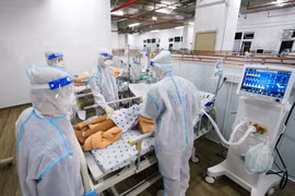 Các y bác sĩ Bệnh viện Đại học Y Dược TPHCM tận tình cứu chữa các bệnh nhân nặng tại Trung tâm Hồi sức tích cực