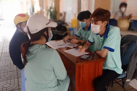 Thành viên Nhóm CAB hỗ trợ các khách hàng trong công tác phòng chống HIV/AIDS. (Ảnh: PV/Vietnam+)