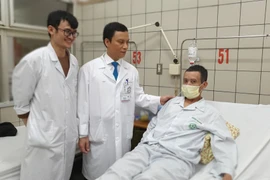 Các bác sỹ thăm khám cho bệnh nhân. (Ảnh: PV/Vietnam+)