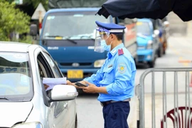 Hà Nội: Các chốt kiểm soát dịch bệnh COVID-19 duy trì kiểm soát chặt phương tiện. (Ảnh: Tuấn Đức/TTXVN)
