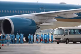 Các cơ quan chức năng phối hợp với Hãng hàng không quốc gia Việt nam thực hiện chuyến bay đặc biệt đón công dân Việt Nam từ Guinea Xích đạo về nước. (Ảnh: TTXVN) 