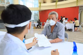 Quận Thanh Xuân triển khai tiêm vaccine COVID-19 cho những người có bệnh lý nền. (Ảnh: Tuấn Anh/TTXVN)