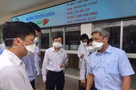 Thứ trưởng Nguyễn Trường Sơn (bên phải) và đoàn Bộ Y tế làm việc với lãnh đạo Bệnh viện Bệnh Nhiệt đới Thành phố Hồ Chí Minh. (Ảnh: PV/Vietnam+)