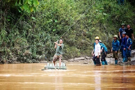 Làm cáp treo hỗ trợ người dân ở bản làng Mù Cang Chải (Yên Bái) trong mưa lũ. (Ảnh: Tuấn Anh/TTXVN)