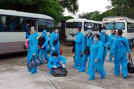 Tiếp nhận 146 công dân từ Singapore về nước cách ly tại Trường Quân sự tỉnh Sóc Trăng. (Ảnh: Trung Hiếu/TTXVN)