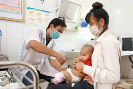 Tiêm vaccin 5 trong 1 cho trẻ tại Trạm y tế xã Sơn Lôi, huyện Bình Xuyên, Vĩnh Phúc. (Ảnh: Hoàng Hùng/TTXVN)