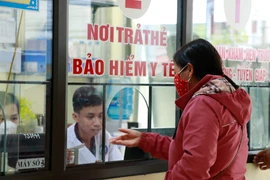 Người dân đăng ký khám, chữa bệnh bằng thẻ bảo hiểm y tế. (Ảnh: Việt Dũng/TTXVN)