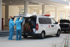 Đưa các trường hợp F1 cách ly tại khu ký túc xá phía Tây thành phố Đà Nẵng. (Ảnh: Văn Dũng/TTXVN)