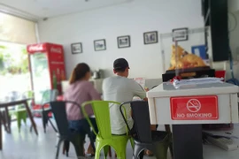 Có 72,5% người không hút thuốc ủng hộ quy định cấm hút thuốc trong nhà hàng. (Ảnh: T.G/Vietnam+)