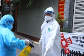 Nhân viên y tế làm công tác phòng chống dịch. (Ảnh: PV/Vietnam+)