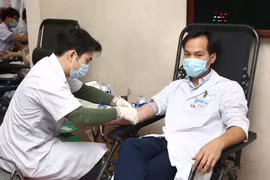 Bác sỹ Bệnh viện Hữu nghị Việt Đức hiến máu nhân đạo. (Ảnh: PV/Vietnam+)