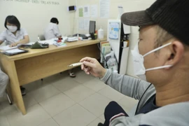 Bệnh nhân bị sốt đến khám tại Bệnh viện Hữu nghị Việt Nam-Cuba. (Ảnh: Minh Quyết/TTXVN)