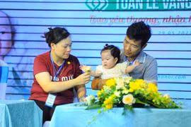 Gia đình Nguyễn Thị Lan, anh Nguyễn Văn Tám hạnh phúc bên em bé mới sinh. (Ảnh: PV/Vietnam+)