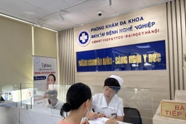 Người dân đến khám tại Phòng khám Đa khoa và Khám bệnh nghề nghiệp tại địa chỉ 35 Lê Văn Thiêm, Thanh Xuân Hà Nội. (Ảnh: T.G/Vietnam+)